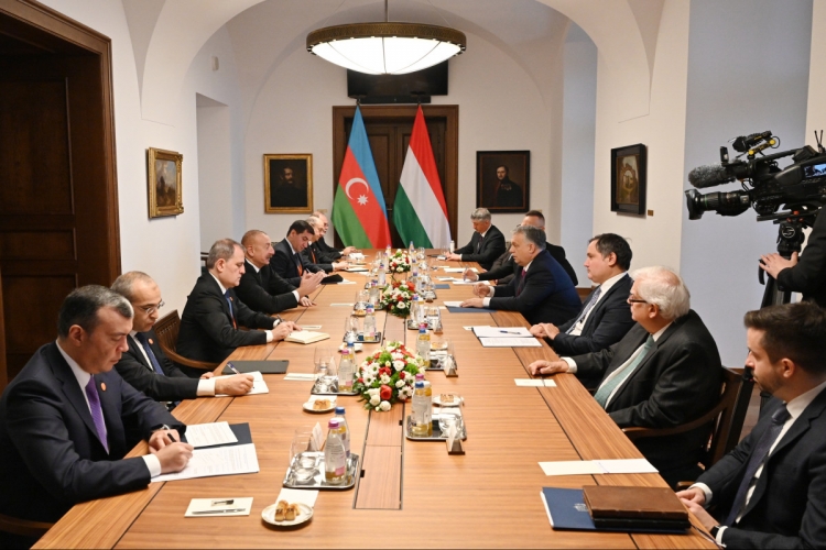 İlham Əliyevin Viktor Orbanla məhdud tərkibdə görüşü olub