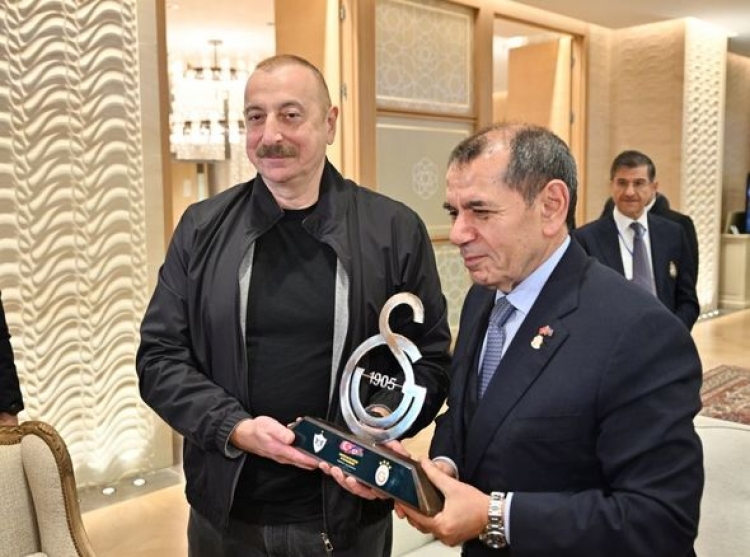 “Qalatasaray”ın rəhbəri İlham Əliyevə xatirə hədiyyələri tədqim edib