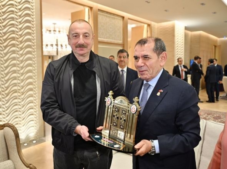 “Qalatasaray”ın rəhbəri İlham Əliyevə xatirə hədiyyələri tədqim edib