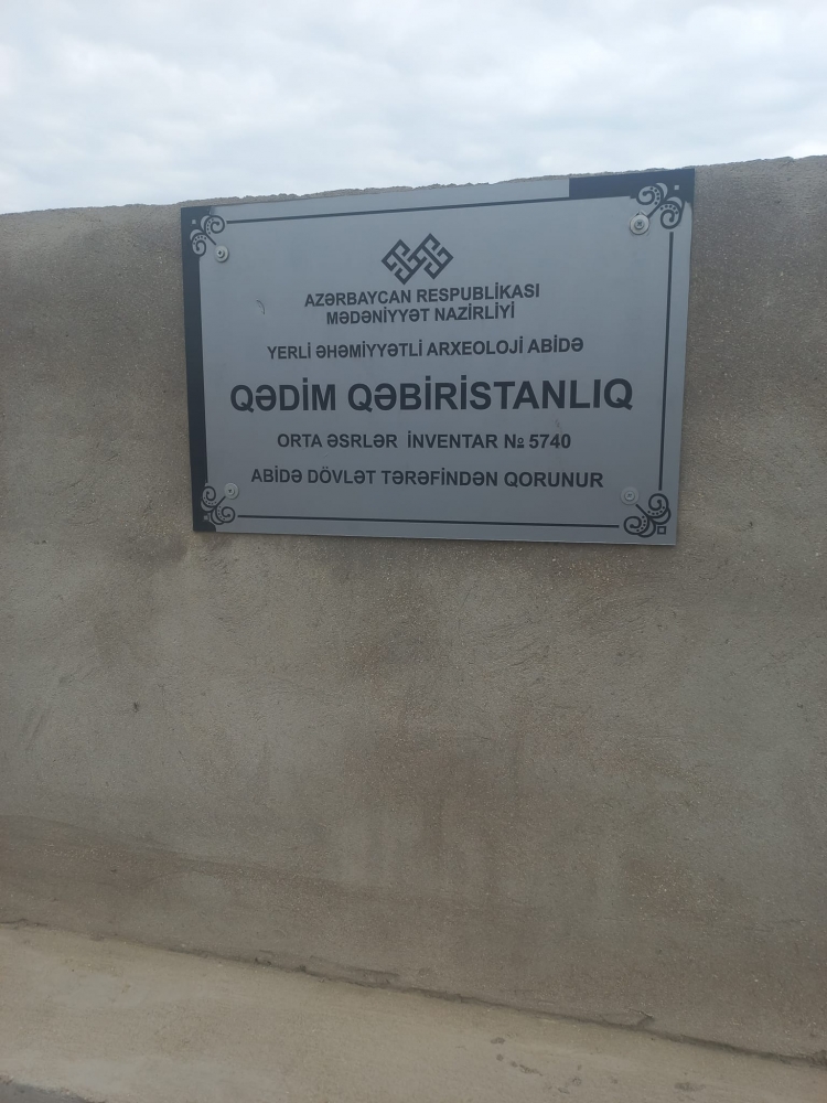 Bakıda məhv edilmiş 750 illik məzarlıq: burada insan sümüyü it sümüyünə qarışıb -