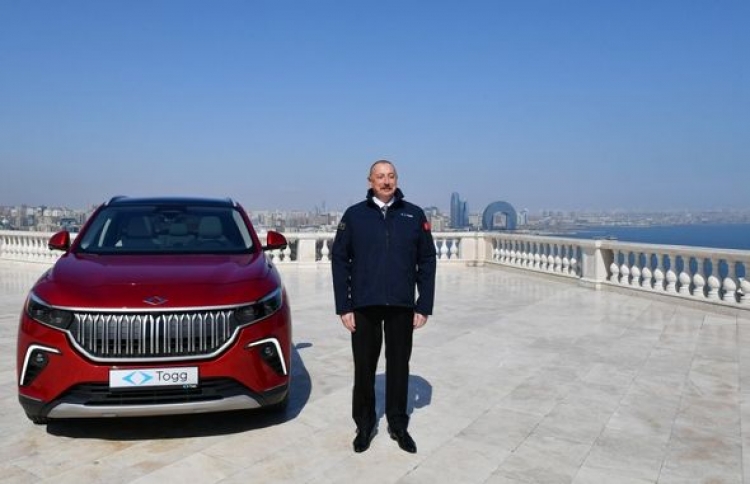 Türkiyənin ilk yerli elektromobili “Togg” İlham Əliyevə təqdim olunub -