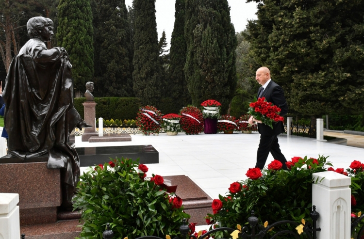 Prezident akademik Zərifə Əliyevanın məzarını ziyarət edib
