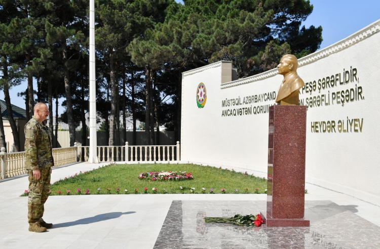 Prezident Müdafiə Nazirliyinin komando hərbi hissəsində olub -