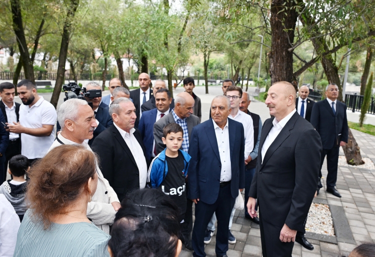 Prezident və birinci xanım Zabuxda görülmüş işlərlə tanış olublar və sakinlərlə görüşüblər -