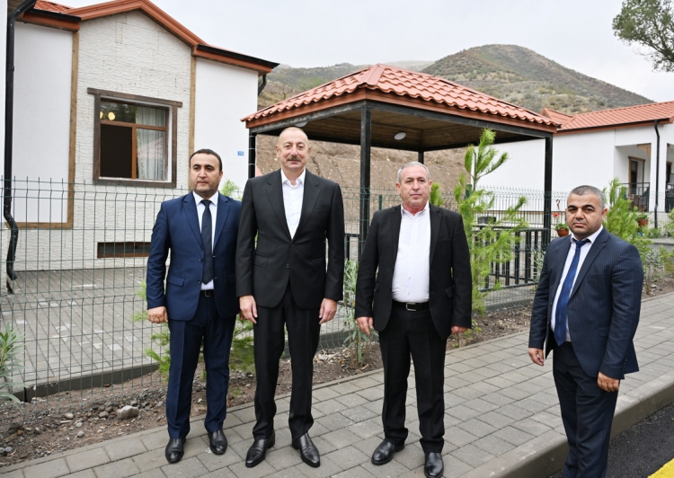Prezident və birinci xanım Zabuxda görülmüş işlərlə tanış olublar və sakinlərlə görüşüblər -