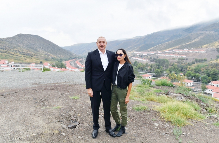 Prezident və birinci xanım Zabuxda görülmüş işlərlə tanış olublar və sakinlərlə görüşüblər -