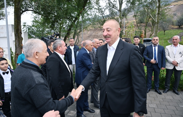 Prezident və birinci xanım Zabuxda görülmüş işlərlə tanış olublar və sakinlərlə görüşüblər -