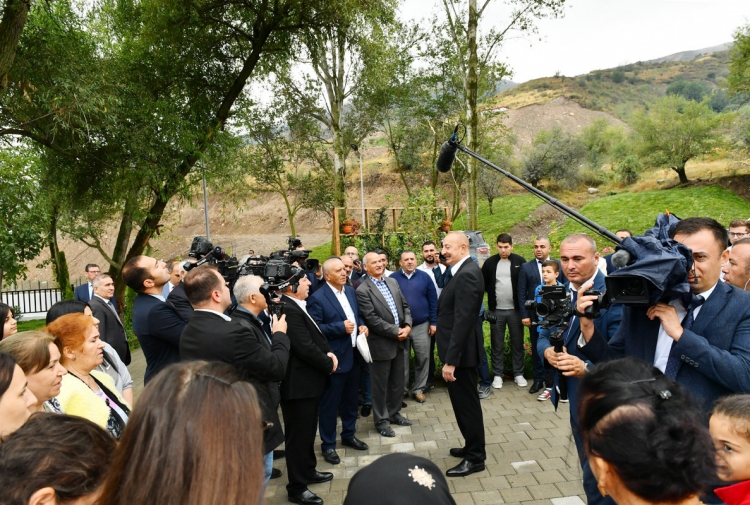 Prezident və birinci xanım Zabuxda görülmüş işlərlə tanış olublar və sakinlərlə görüşüblər -