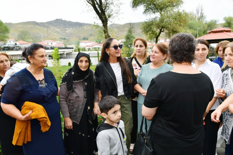 Prezident və birinci xanım Zabuxda görülmüş işlərlə tanış olublar və sakinlərlə görüşüblər -