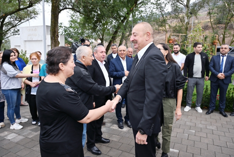 Prezident və birinci xanım Zabuxda görülmüş işlərlə tanış olublar və sakinlərlə görüşüblər -