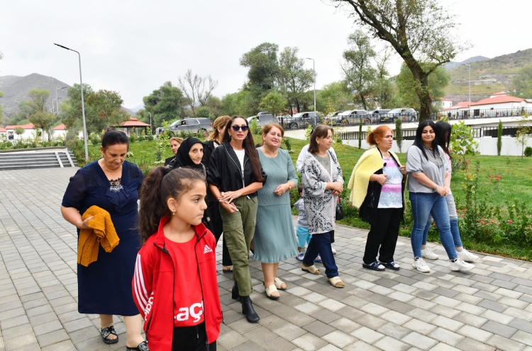 Prezident və birinci xanım Zabuxda görülmüş işlərlə tanış olublar və sakinlərlə görüşüblər -