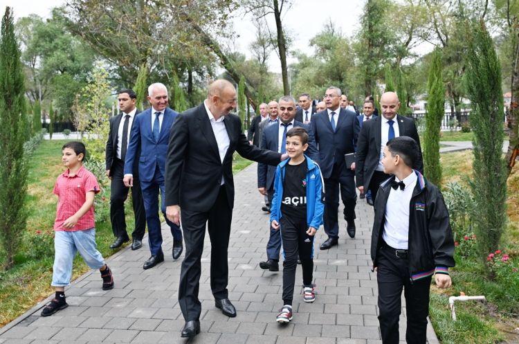 Prezident və birinci xanım Zabuxda görülmüş işlərlə tanış olublar və sakinlərlə görüşüblər -