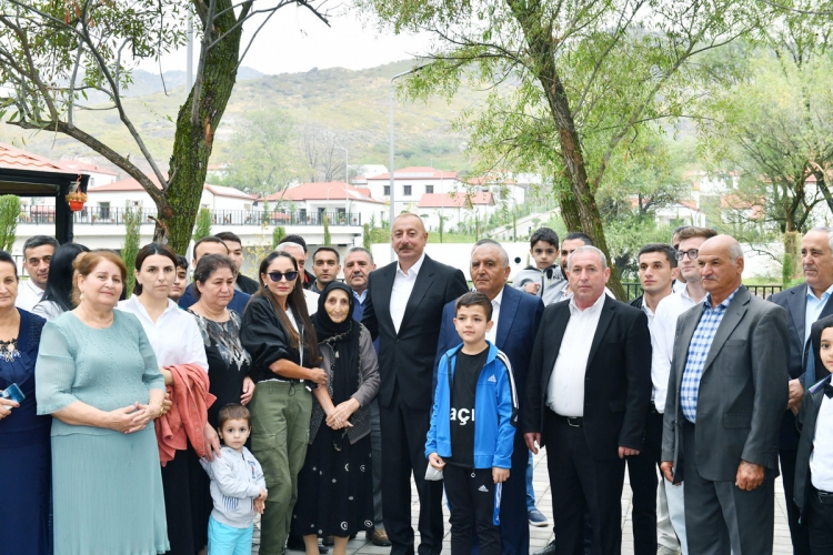 Prezident və birinci xanım Zabuxda görülmüş işlərlə tanış olublar və sakinlərlə görüşüblər -