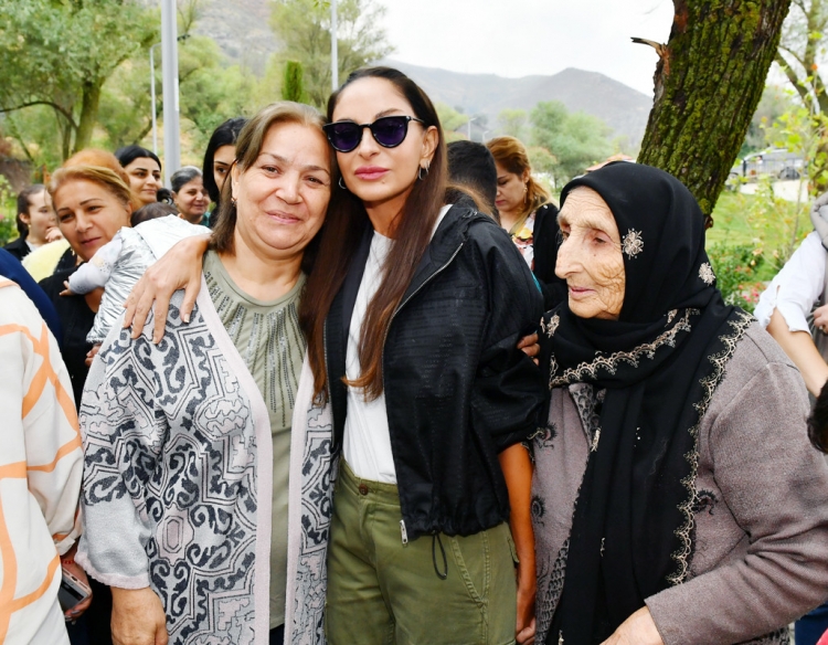 Prezident və birinci xanım Zabuxda görülmüş işlərlə tanış olublar və sakinlərlə görüşüblər -