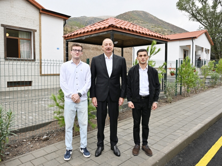 Prezident və birinci xanım Zabuxda görülmüş işlərlə tanış olublar və sakinlərlə görüşüblər -
