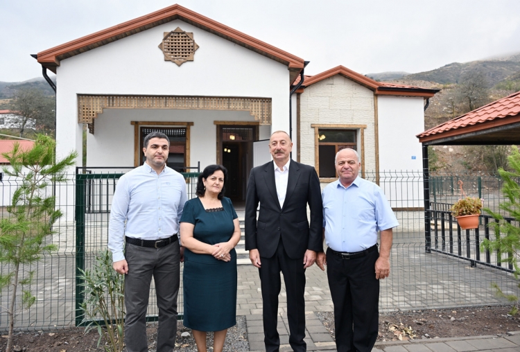 Prezident və birinci xanım Zabuxda görülmüş işlərlə tanış olublar və sakinlərlə görüşüblər -