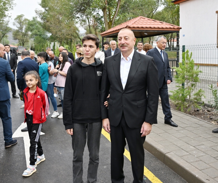 Prezident və birinci xanım Zabuxda görülmüş işlərlə tanış olublar və sakinlərlə görüşüblər -