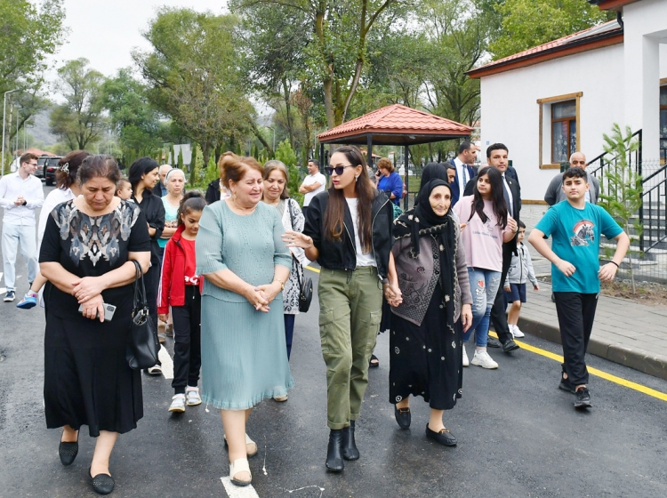 Prezident və birinci xanım Zabuxda görülmüş işlərlə tanış olublar və sakinlərlə görüşüblər -