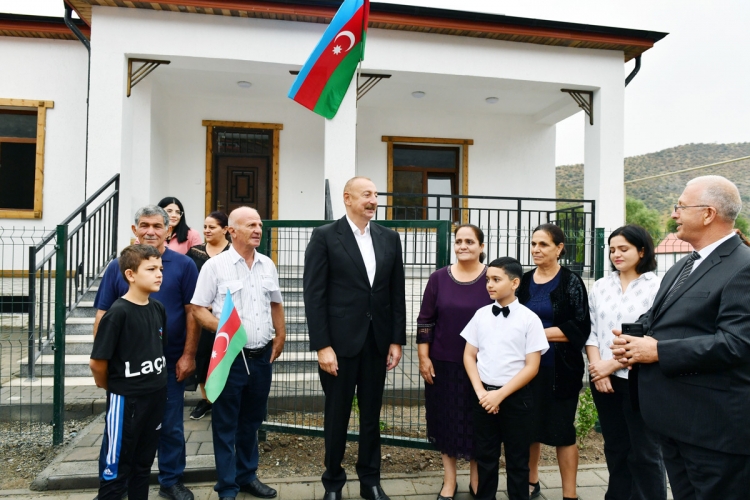 Prezident və birinci xanım Zabuxda görülmüş işlərlə tanış olublar və sakinlərlə görüşüblər -