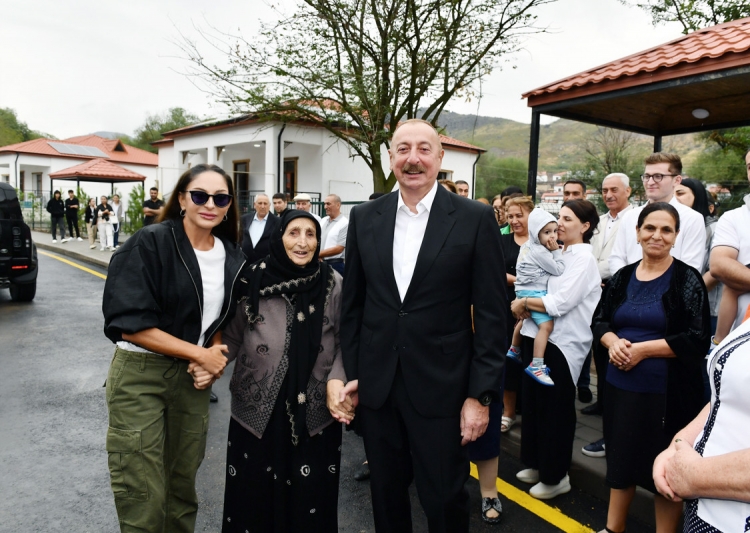 Prezident və birinci xanım Zabuxda görülmüş işlərlə tanış olublar və sakinlərlə görüşüblər -