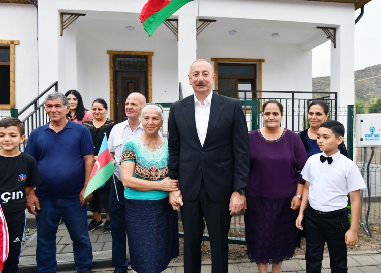 Prezident və birinci xanım Zabuxda görülmüş işlərlə tanış olublar və sakinlərlə görüşüblər -