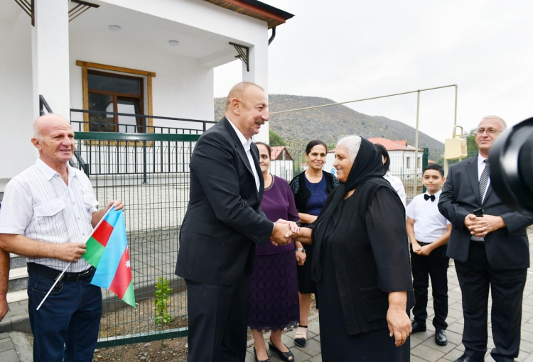 Prezident və birinci xanım Zabuxda görülmüş işlərlə tanış olublar və sakinlərlə görüşüblər -