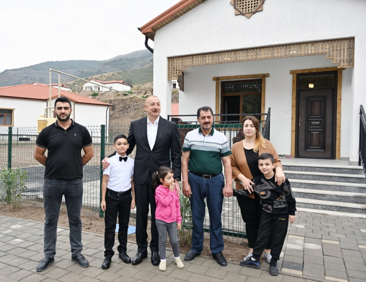 Prezident və birinci xanım Zabuxda görülmüş işlərlə tanış olublar və sakinlərlə görüşüblər -