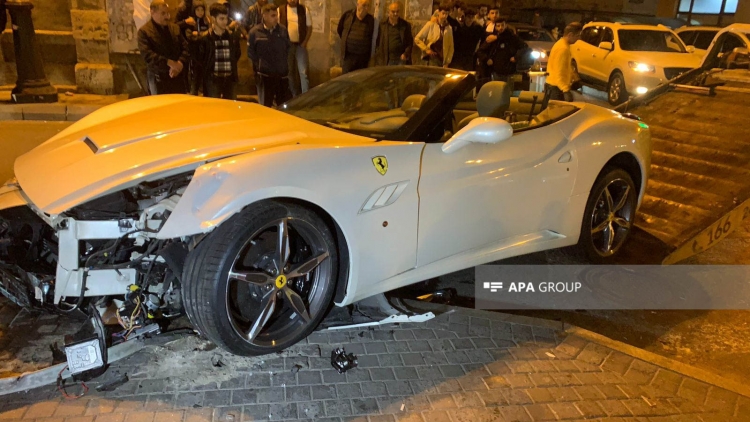 Bakıda "Prius"la "Ferrari" toqquşub, xəsarət alanlar var -