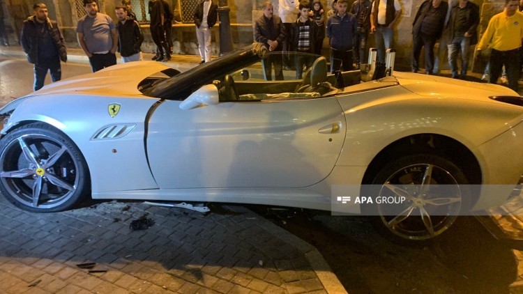 Bakıda "Prius"la "Ferrari" toqquşub, xəsarət alanlar var -