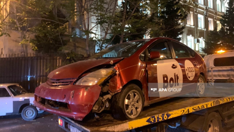 Bakıda "Prius"la "Ferrari" toqquşub, xəsarət alanlar var -