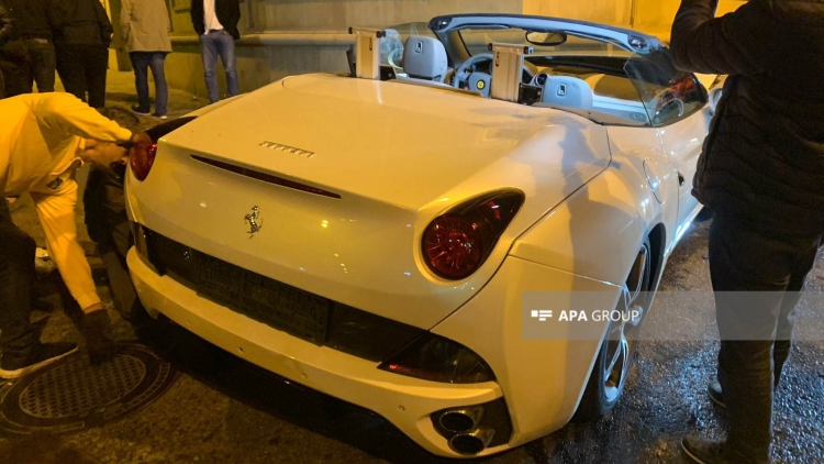 Bakıda "Prius"la "Ferrari" toqquşub, xəsarət alanlar var -