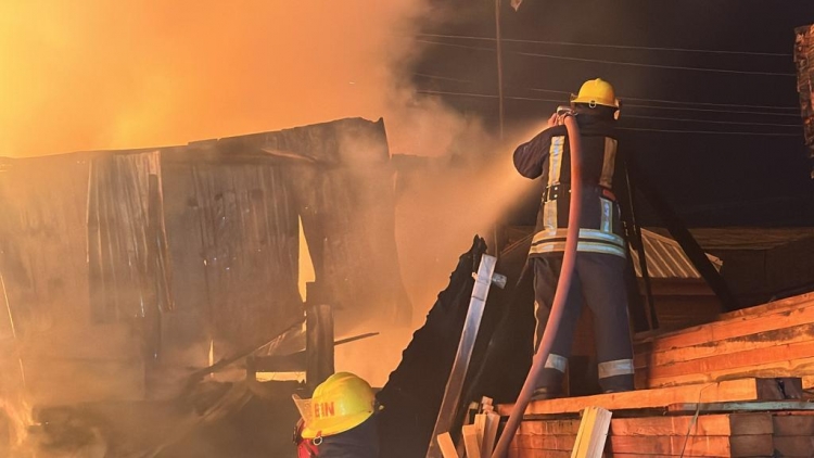 Bakıda inşaat materialları bazarında yanğın olub -