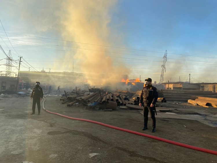 Bakıda inşaat materialları bazarında yanğın olub -