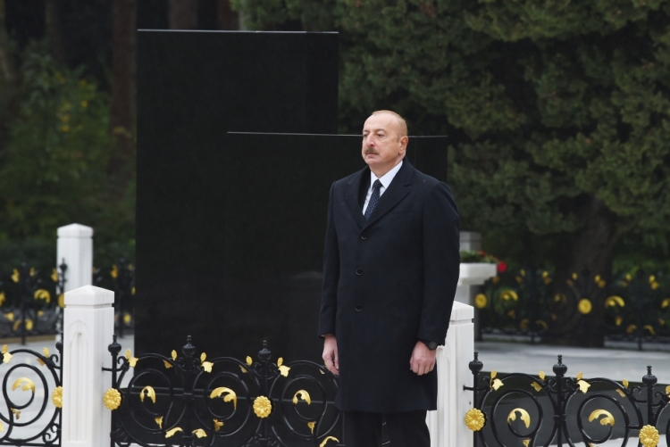 Prezident ümummilli lider Heydər Əliyevin məzarını ziyarət edib