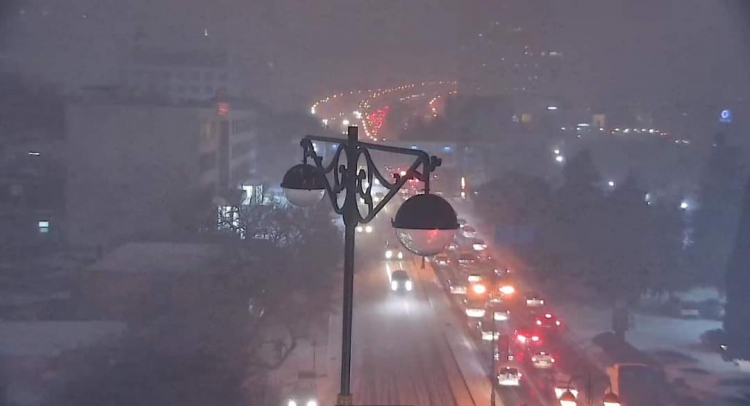 Bakıda qar yollarda tıxaca səbəb olub -