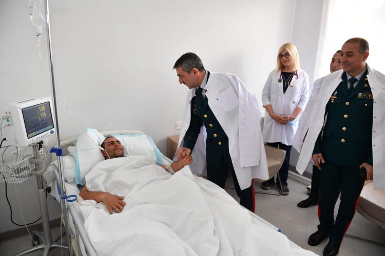 Elçin Quliyev Ermənistanın təxribatı nəticəsində yaralanmış hərbi qulluqçunu ziyarət edib -