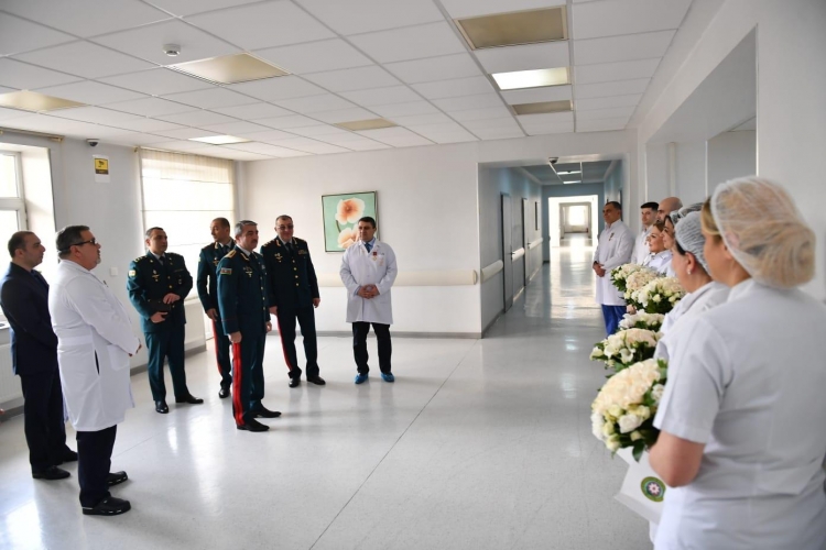 Elçin Quliyev Ermənistanın təxribatı nəticəsində yaralanmış hərbi qulluqçunu ziyarət edib -