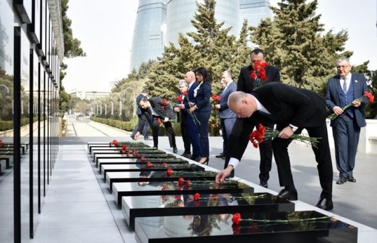 Rosen Dimitrov Jelyazkov Fəxri Xiyaban və Şəhidlər Xiyabanında olub
