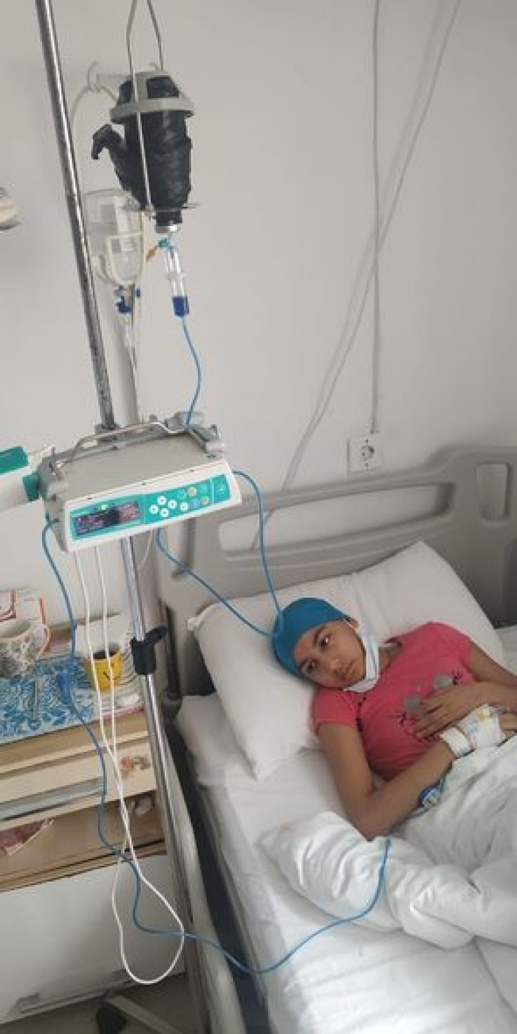 Xərçəngdən əziyyət çəkən 13 yaşlı Zəhra imkanlı şəxslərdən kömək istəyir -
