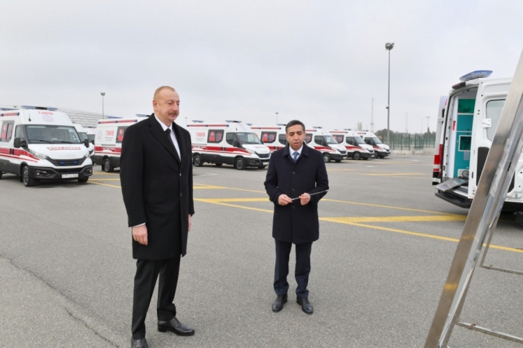 Prezident yeni alınmış müasir təcili tibbi yardım avtomobilləri ilə tanış olub -
