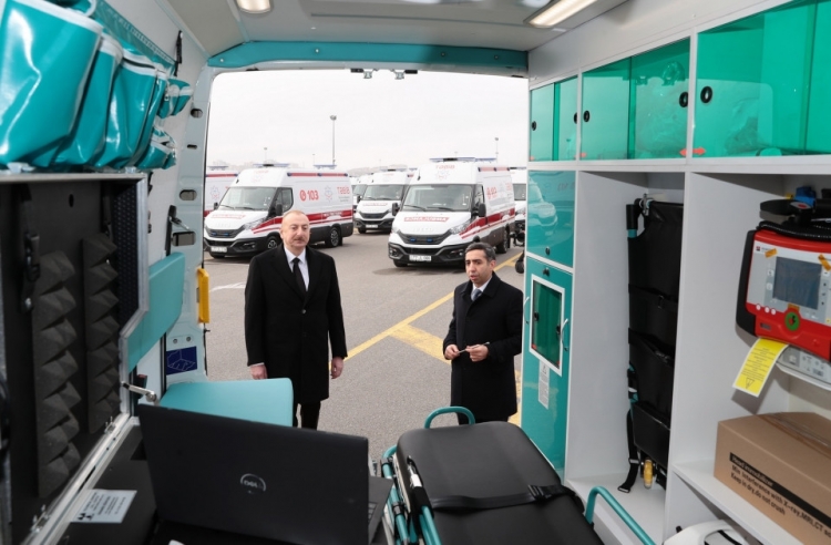 Prezident yeni alınmış müasir təcili tibbi yardım avtomobilləri ilə tanış olub -