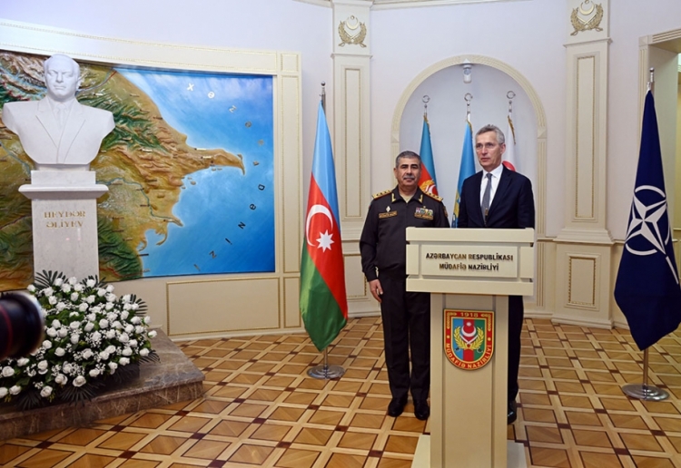 Azərbaycanın müdafiə naziri NATO-nun Baş katibi ilə görüşüb