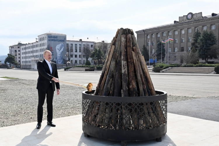 İlham Əliyev Xankəndidə Novruz tonqalını alovlandırıb -