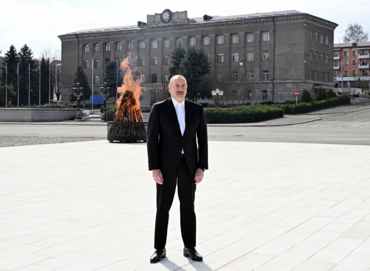 İlham Əliyev Xankəndidə Novruz tonqalını alovlandırıb -
