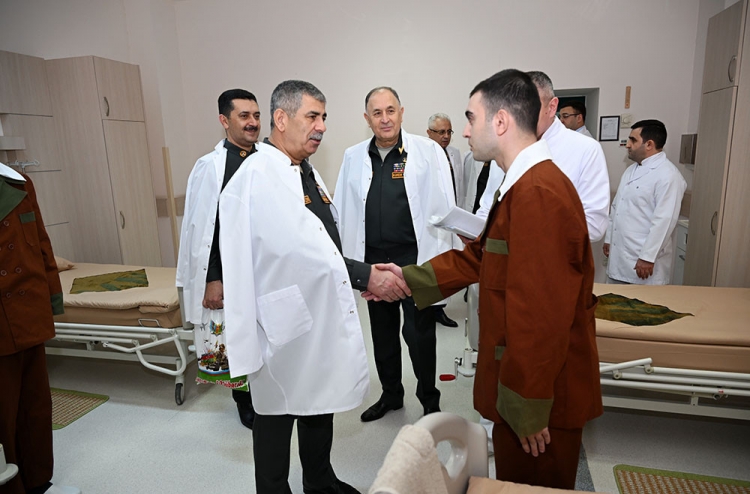 Zakir Həsənov hərbi hospitalı ziyarət edib - 