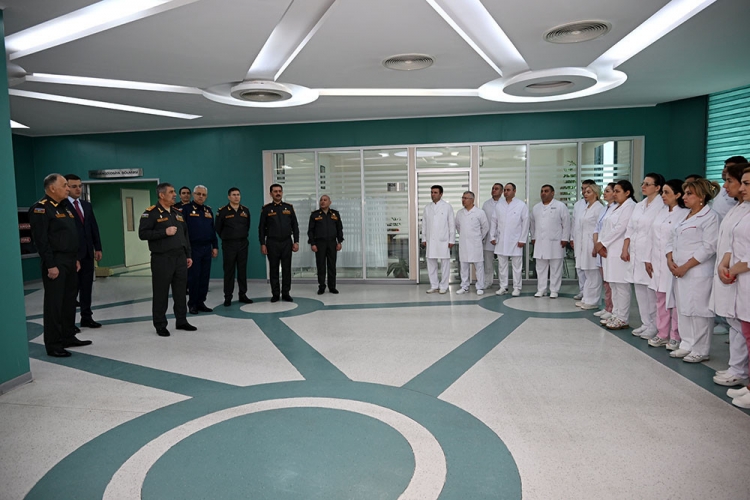 Zakir Həsənov hərbi hospitalı ziyarət edib - 