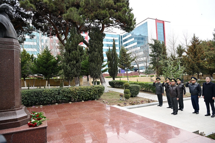 Zakir Həsənov hərbi hospitalı ziyarət edib - 