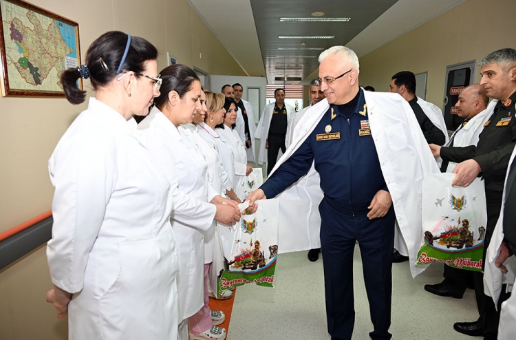 Zakir Həsənov hərbi hospitalı ziyarət edib - 