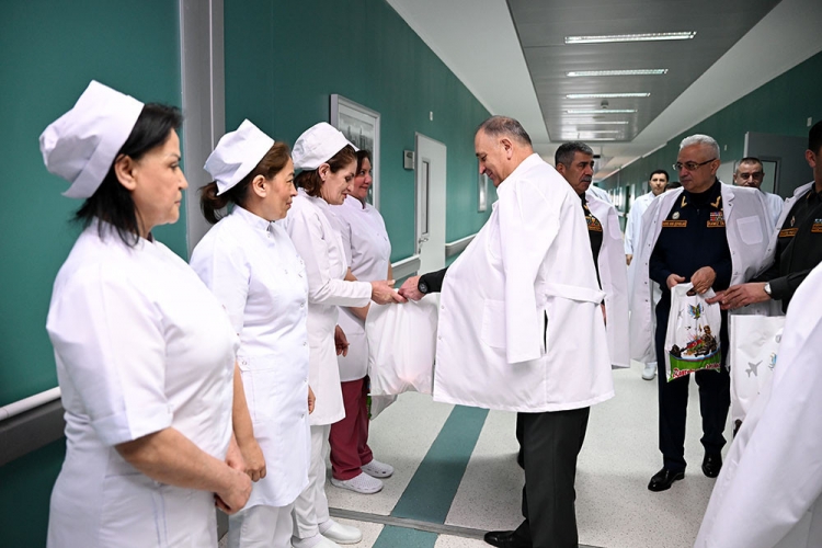Zakir Həsənov hərbi hospitalı ziyarət edib - 