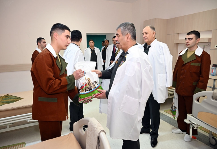 Zakir Həsənov hərbi hospitalı ziyarət edib - 